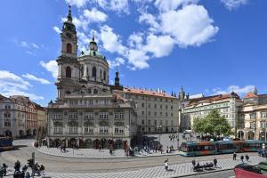 プラハにあるKaiserstein Palace Apartmentsの都市にある時計塔のある大きな建物