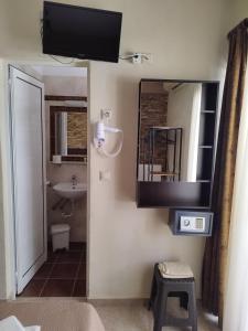 パラリア・カテリニスにあるHotel Villa Pigasosの洗面台と鏡のあるバスルーム