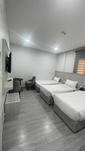 En eller flere senge i et værelse på فندق ضيافة المقام