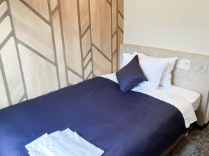 Postel nebo postele na pokoji v ubytování HOTEL LiVEMAX BUDGET Hiratsuka Ekimae