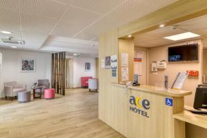 TV a/nebo společenská místnost v ubytování Ace Hotel Issoire