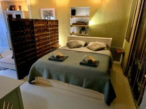 a bedroom with a bed with two towels on it at Slapen aan de Sluis in Utrecht