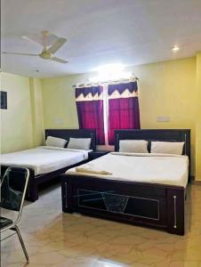 Kama o mga kama sa kuwarto sa MSR Lodging and Boarding