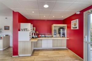 Kuchyň nebo kuchyňský kout v ubytování Ace Hotel Issoire + 9 fotografií