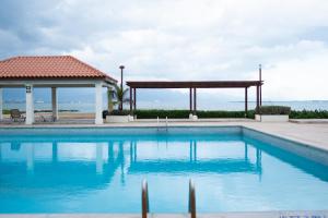 Bay Front Retreat内部或周边的泳池