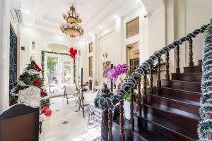 eine Treppe in einem Haus mit Weihnachtsdekoration in der Unterkunft Nguyen Le Home - Nguyen Dinh Chieu, District 1 in Ho-Chi-Minh-Stadt