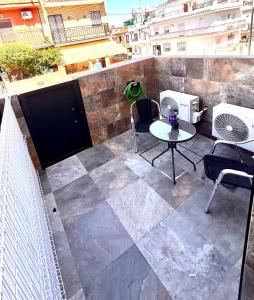 a patio with a table and chairs on a balcony at Italica in Santiponce