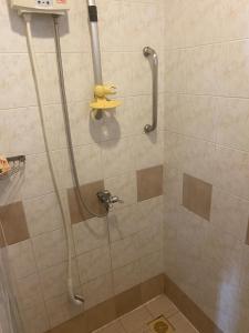 La salle de bains est pourvue d'une douche. dans l'établissement Chambre cosy avec jardin à Pattaya, à Jomtien Beach