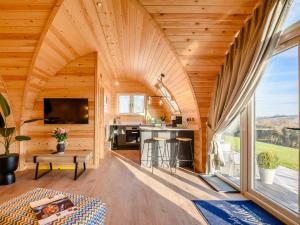 South Wingfieldにある1 Bed in Oakerthorpe 90518の大きな窓のある広いリビングルームのある木造住宅