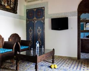 TV a/nebo společenská místnost v ubytování Le Riad Meknes
