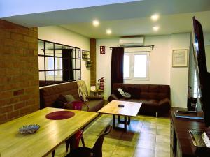 a living room with a couch and a table at Ohana Raiz Casa con Patio Parking Gratuito y Exclusivo in Merida