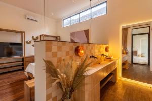 een badkamer met een wastafel en een grote spiegel bij Sofia Villa by betterplace in Canggu