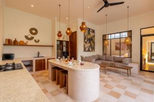 een keuken en een woonkamer met een groot eiland bij Sofia Villa by betterplace in Canggu