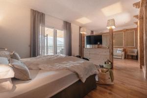 Postel nebo postele na pokoji v ubytování Cristallo Sport & Wellness Hotel