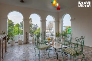 Χώρος καθιστικού στο Bassi House by VEO - Part of StayVista with WiFi, AC & Heater