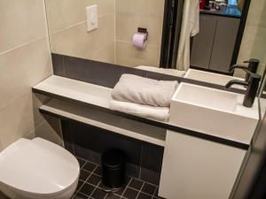赫尔布兰茨TINY 4 YOU - Ihre stilvollen TINY-Häuser am Bodensee的带马桶和水槽的浴室