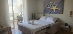 a bedroom with a bed with a starfish on the wall at Paralio Place in Paralion astros +13 photos