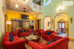 Χώρος καθιστικού στο Bassi House by VEO - Part of StayVista with WiFi, AC & Heater