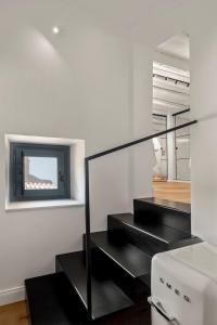 ノートにあるPalazzo Palmeri Roomsの白い部屋の黒い階段