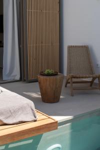 A piscina localizada em Nuca Mykonos ou nos arredores
