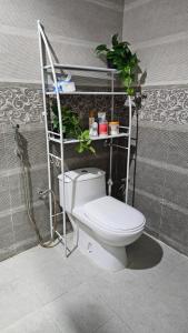 Ένα μπάνιο στο الجاكرندا الدرعيه البجيري