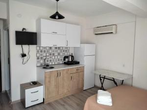 A kitchen or kitchenette at Garden Prizma Rooms&Aparts