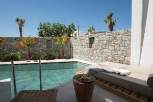 A piscina localizada em Nuca Mykonos ou nos arredores