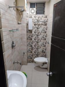 Ένα μπάνιο στο The Pearl Burdwan Hotel, Banquet & Restaurant