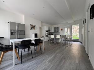 a kitchen and dining room with a table and chairs at La Bella Vigna - Essoyes - 6 prs - 3 bdr in Essoyes +4 photos