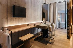 Habitación con baño con encimera y lavabo. en Wiesergut, en Saalbach Hinterglemm