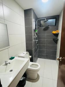 Ένα μπάνιο στο Vista Sentul Residence
