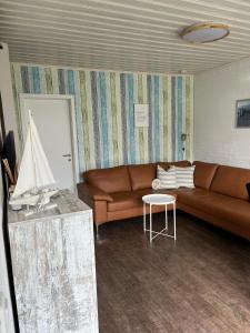 TossenserdeichにあるBungalow 33 in Tossensのソファとテーブルのあるリビングルーム