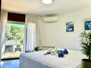 a bedroom with a bed and a large window at Pino Alto Villa Jazmin in Miami Platja +52 photos