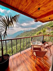 une terrasse en bois avec une table et des chaises. dans l'établissement Mackenzie Luxury Boutique Stays, à Mussoorie 53 autres photos