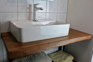 Fotografie z fotogalerie ubytování Seperates Ferienhaus Bachhäusle auf dem Hasenhof mit eigener Terrasse mit Grill, Kachelofen, WLAN v destinaci Hornberg