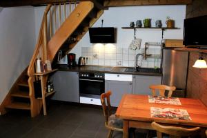 Kuchyň nebo kuchyňský kout v ubytování Seperates Ferienhaus Bachhäusle auf dem Hasenhof mit eigener Terrasse mit Grill, Kachelofen, WLAN