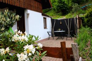 Zahrada ubytování Seperates Ferienhaus Bachhäusle auf dem Hasenhof mit eigener Terrasse mit Grill, Kachelofen, WLAN