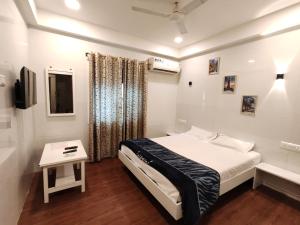 Hotel Geetanjali St Bus Stand Panvel客房内的一张或多张床位