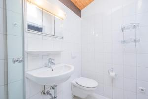 Ένα μπάνιο στο Ferienwohnpark Immenstaad am Bodensee Satteldachhaus Typ 9 SD 55