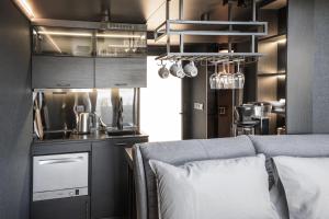 a living room with a couch and a kitchen at Torvika Seaview Pods in Bølandet