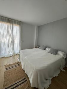 Posteľ alebo postele v izbe v ubytovaní Calma S'Alguer Luxury Beach Apartment