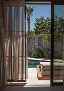 A piscina localizada em Nuca Mykonos ou nos arredores