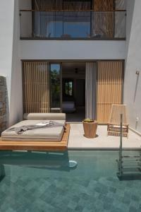 A piscina localizada em Nuca Mykonos ou nos arredores