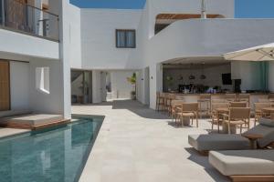 A piscina localizada em Nuca Mykonos ou nos arredores