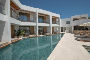 A piscina localizada em Nuca Mykonos ou nos arredores