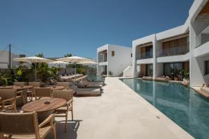 A piscina localizada em Nuca Mykonos ou nos arredores