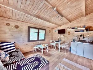 ein Wohnzimmer mit Couch und Tisch und eine Küche in der Unterkunft Dębowy Zakątek in Olsztyn