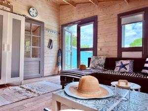 Zimmer mit Sofa und Hut auf dem Tisch in der Unterkunft Dębowy Zakątek in Olsztyn