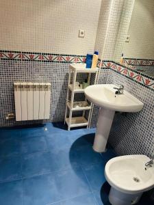 a bathroom with a sink and a toilet at Miguel Servet con GARAJE INCLUIDO in Zaragoza
