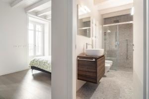 Vannituba majutusasutuses Casa Gina with private pool and lake view